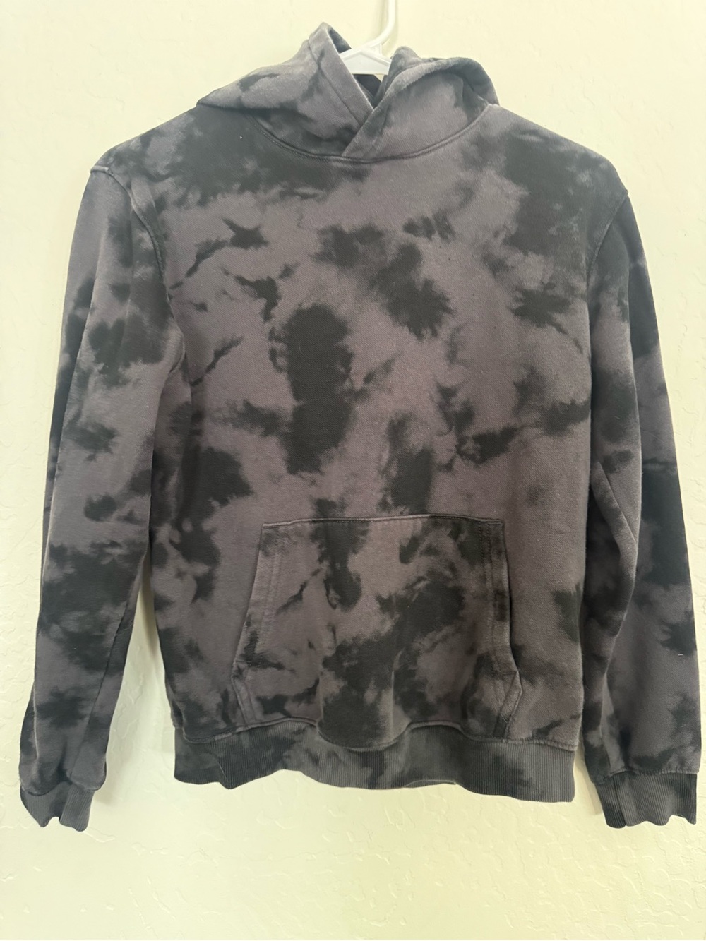 H&M Boy’s Tie-Dye Crewneck Hoodie in Black & Gray